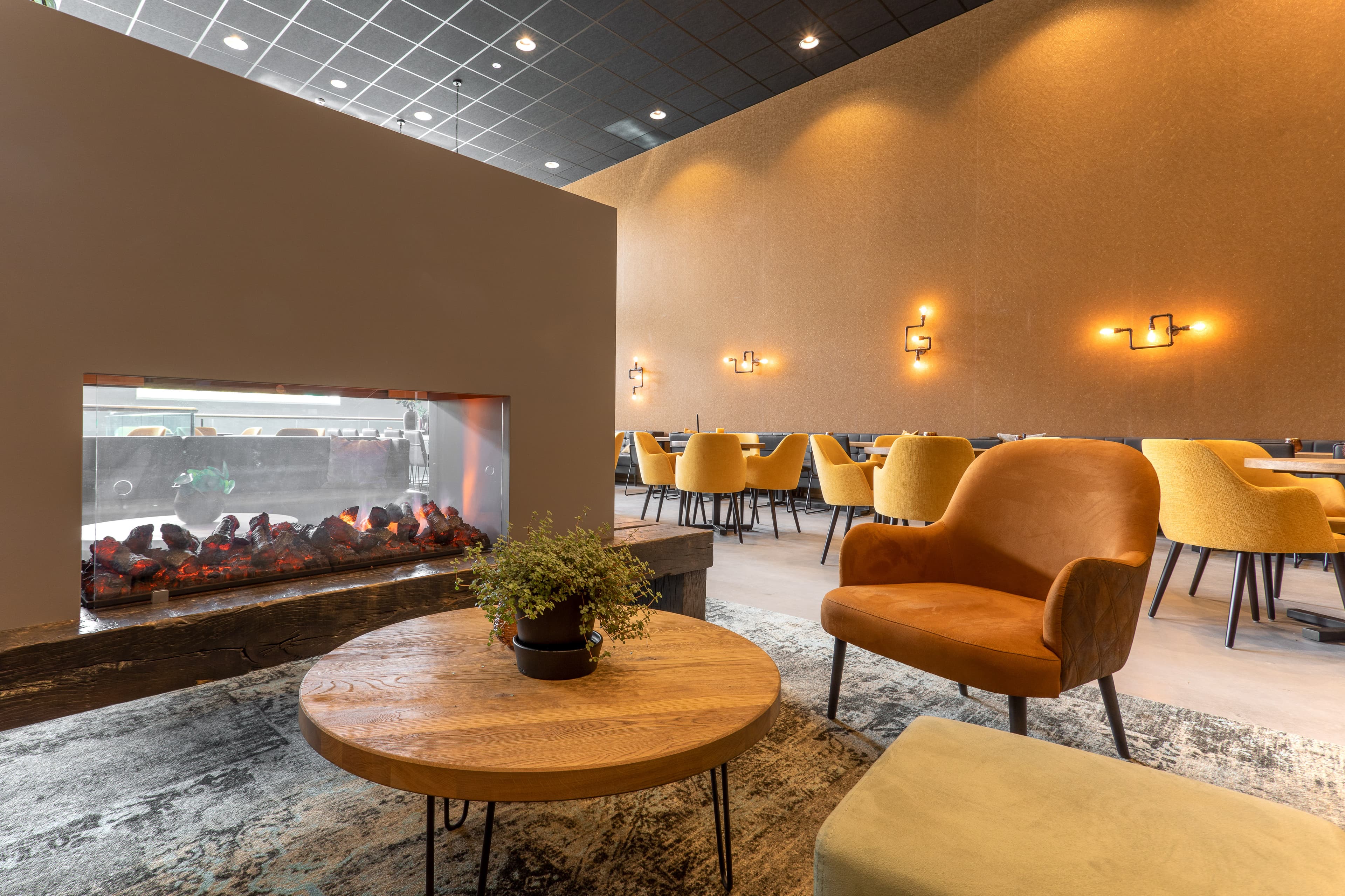 De kachel is de centerpiece van de lounge, de Rondenborg